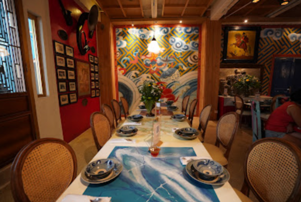 Cafe dengan ornamen klasik dan ukiran detail